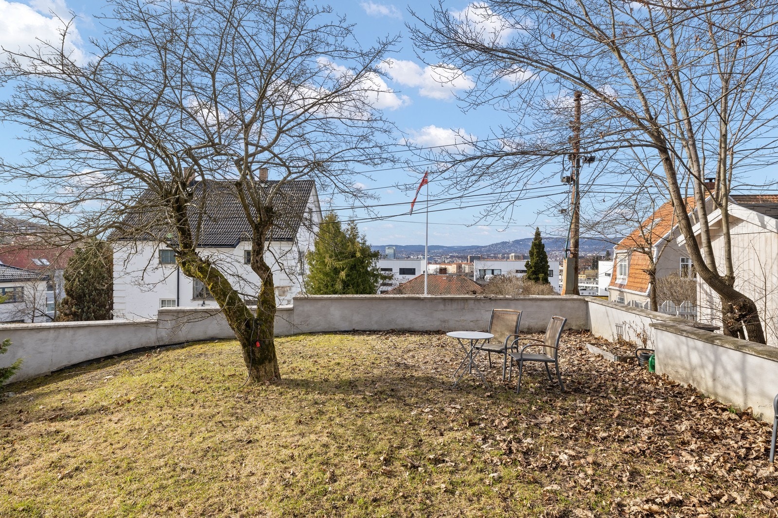 Velholdt fellesområde rundt bygget i stille boligstrøk. Galleribilde