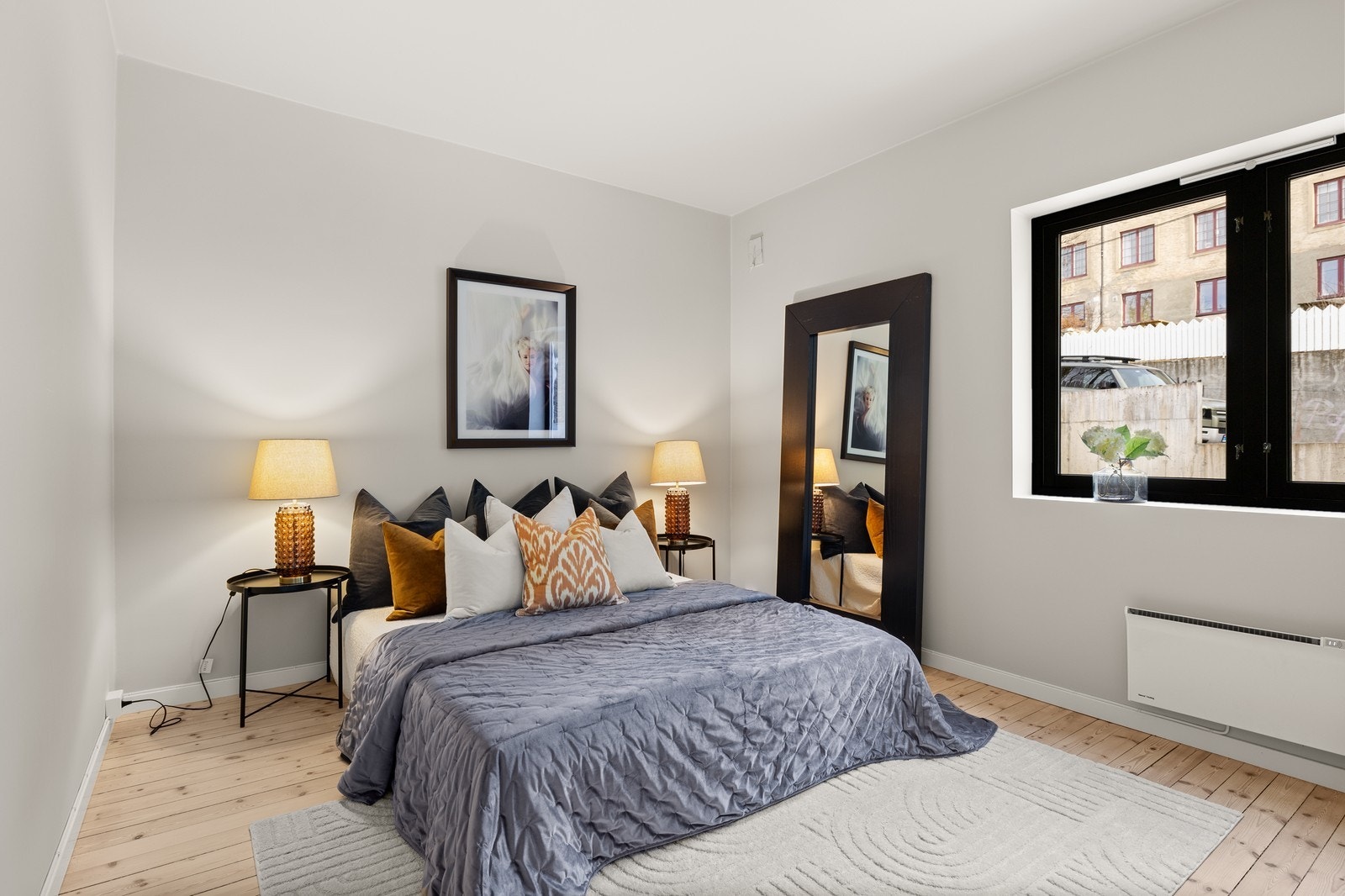 Hovedsoverom med lysinnslipp fra store vinduer. Galleribilde