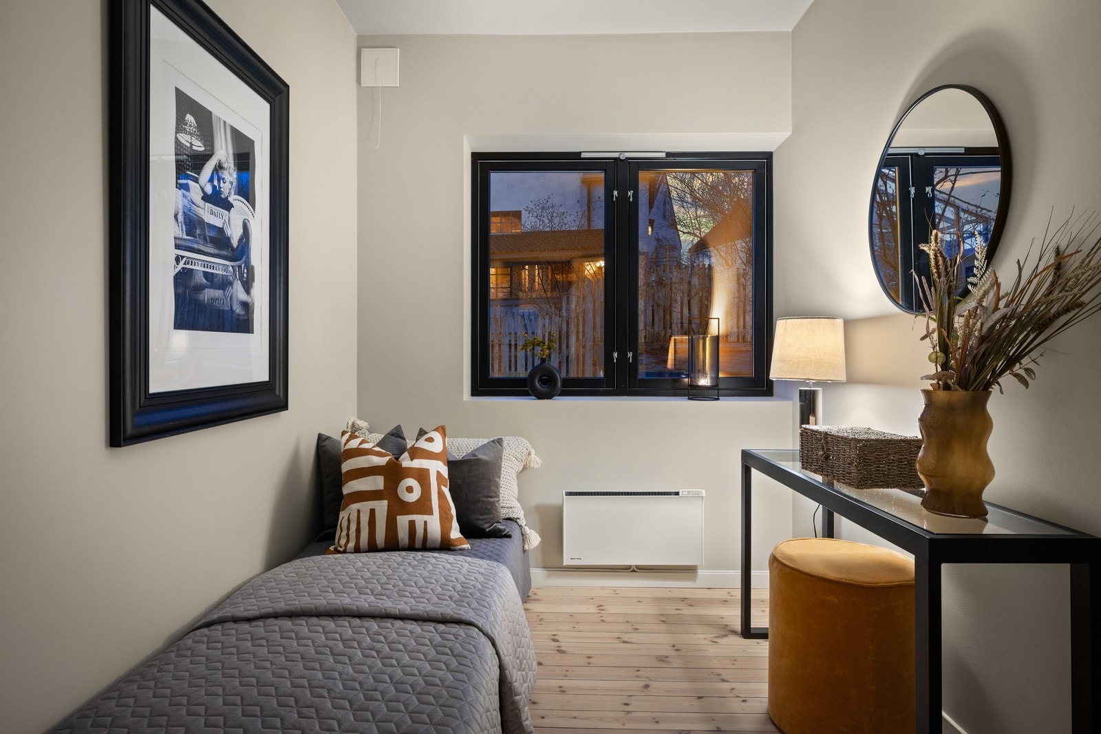 Koselig gjesterom med plass til seng og skrivebord. Galleribilde