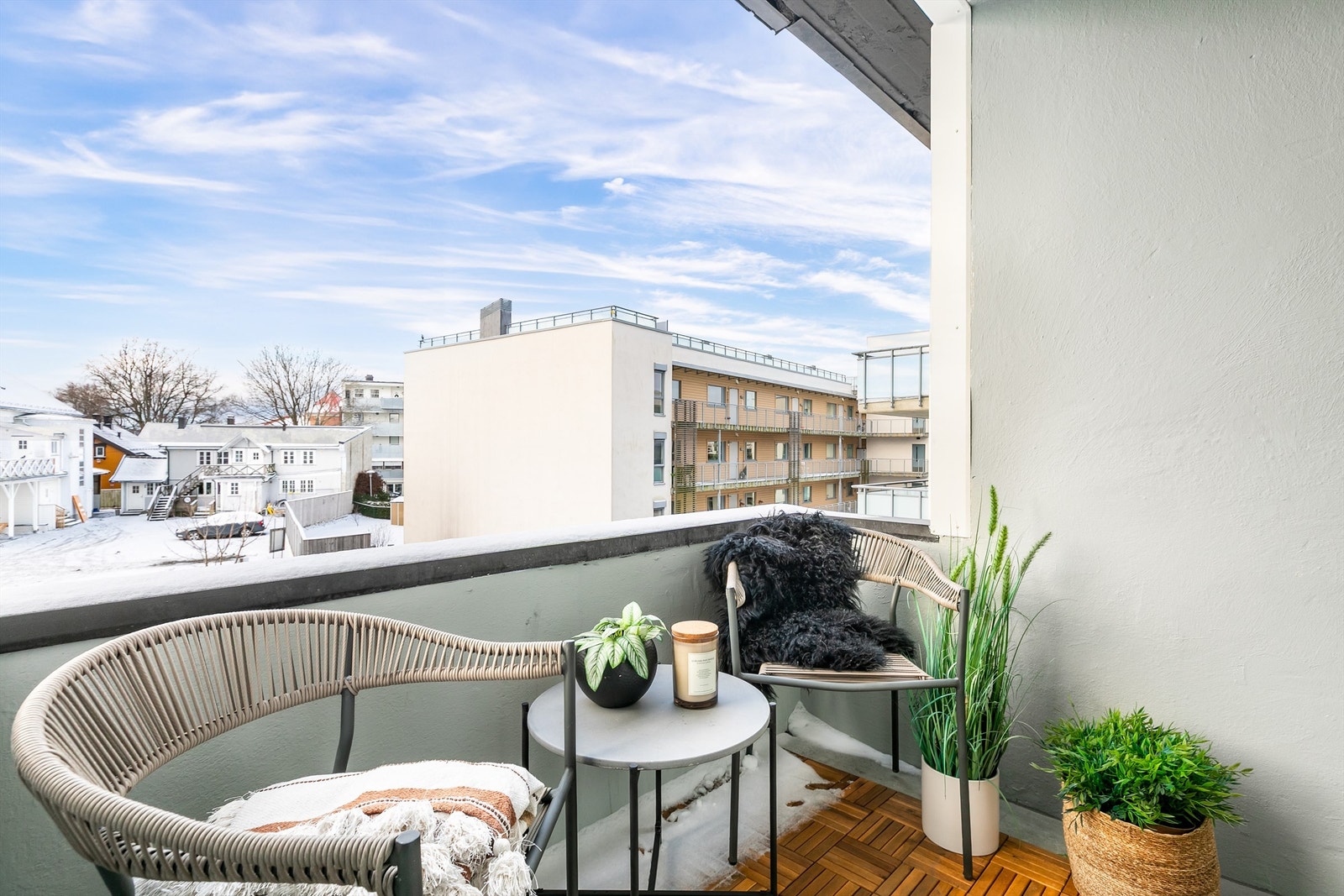 Leiligheten er gjennomgående i tredje etasje, med balkong i vestlig retning. Sommerstid er det gode solforhold på balkongen fra ettermiddag mot kveld. Galleribilde