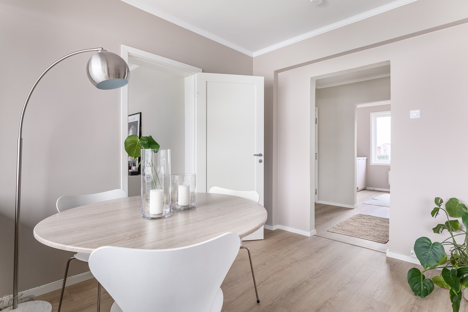 God plass til spisebord og middagsgjester. Galleribilde