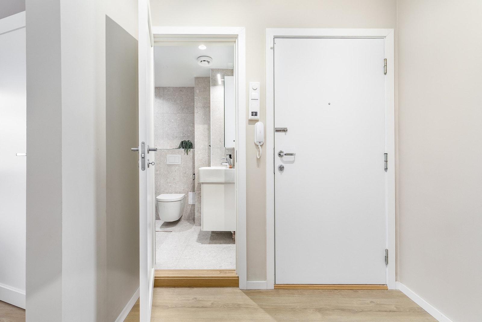 Hovedinngangen har porttelefon som betjenes fra leilighetens entré. Galleribilde