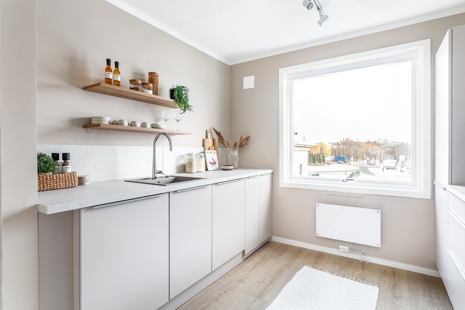 Kjøkkenet ble samtidig med renovering oppgradert med helt ny, tidsaktuell og stilsikker innredning. Galleribilde