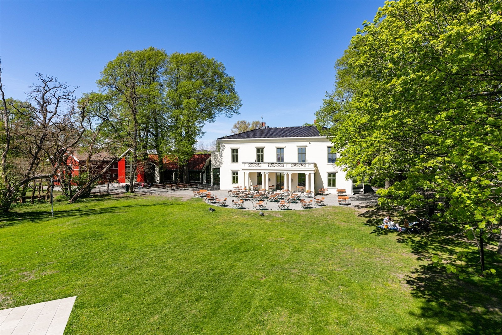 Alby på Jeløy er et hyggelig og svært populært mål for turgåere. Her finner du både Alby kafe og Galleri F15. Galleribilde