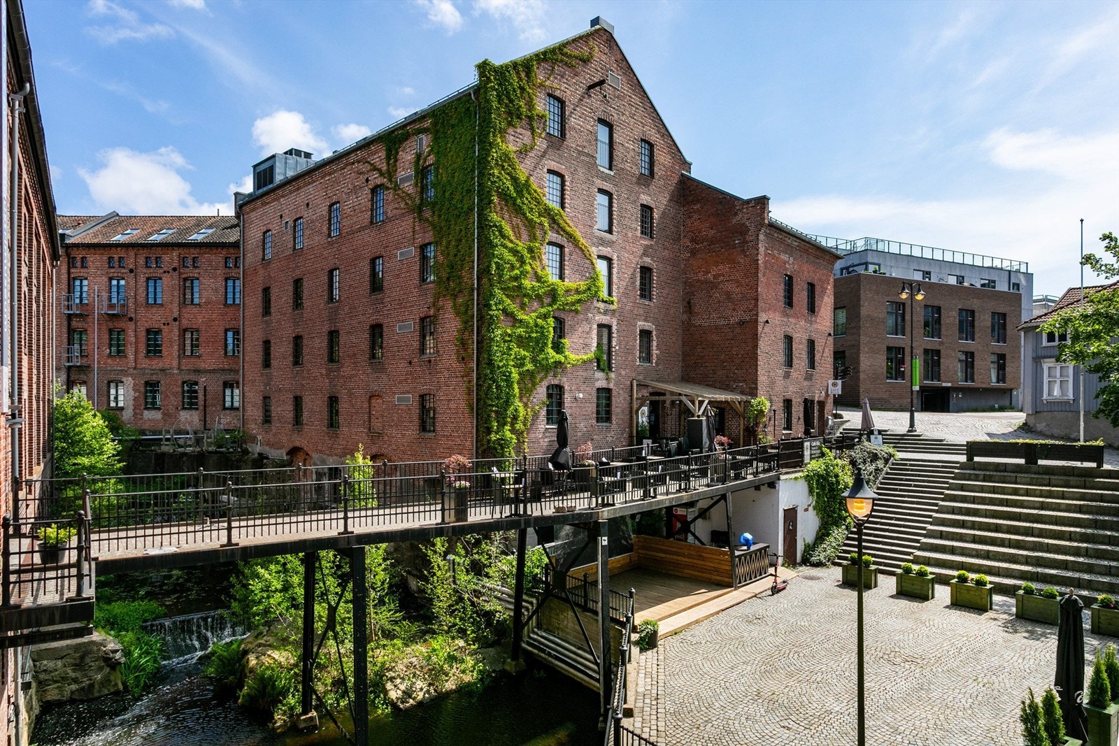 Møllebyen byr på kino, spisesteder, uteliv og bibliotek. Hit går du på under 5 minutter. Galleribilde