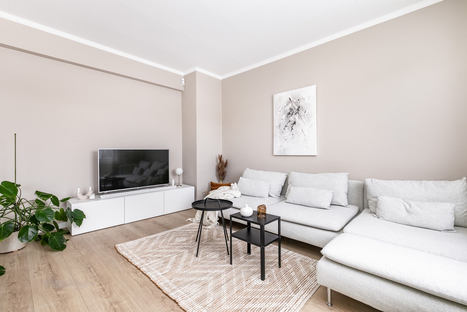 Lys én-stavs laminat er lagt i alle rom utenom badet. Veggene er fornyet til glatte flater og malt. Oppgradert er også leilighetens elektriske anlegg. Galleribilde