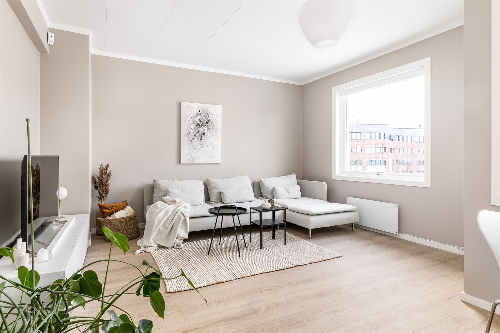 Leiligheten ble gjennom 2024 og 2025 renovert og samtidig betydelig oppgradert til moderne standard. Galleribilde