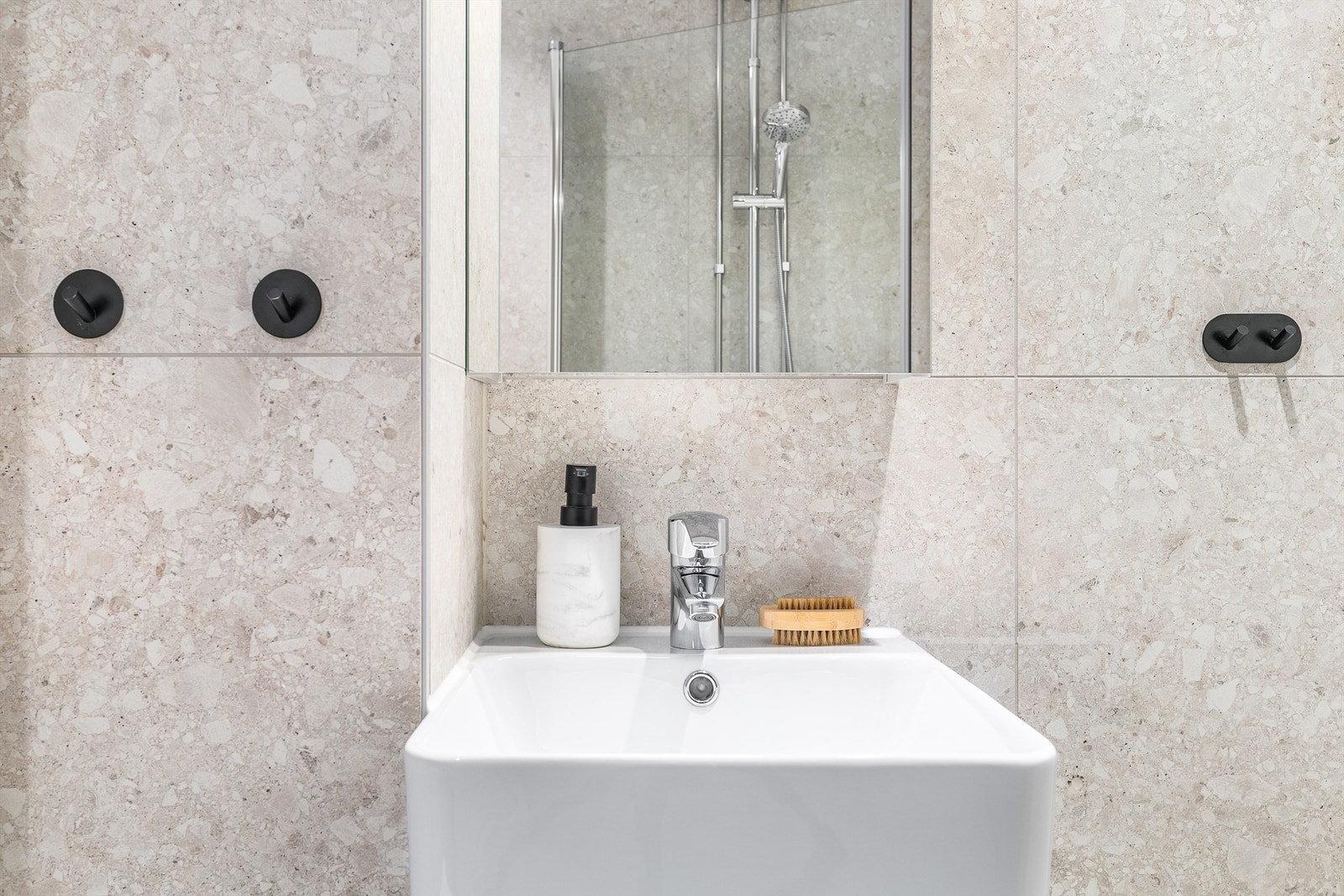 Tidsaktuelle terrazzofliser på både gulv og vegger fremmer helhet. Galleribilde