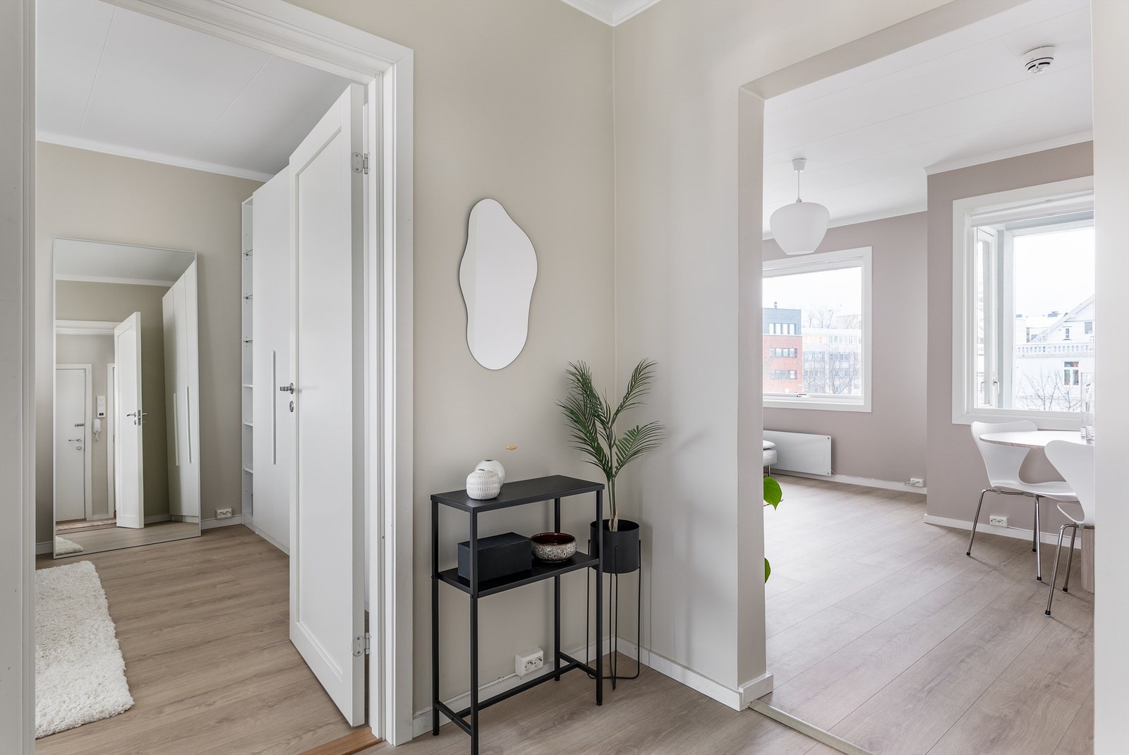 Leiligheten er gjennomgående og har godt lysinnslipp Galleribilde