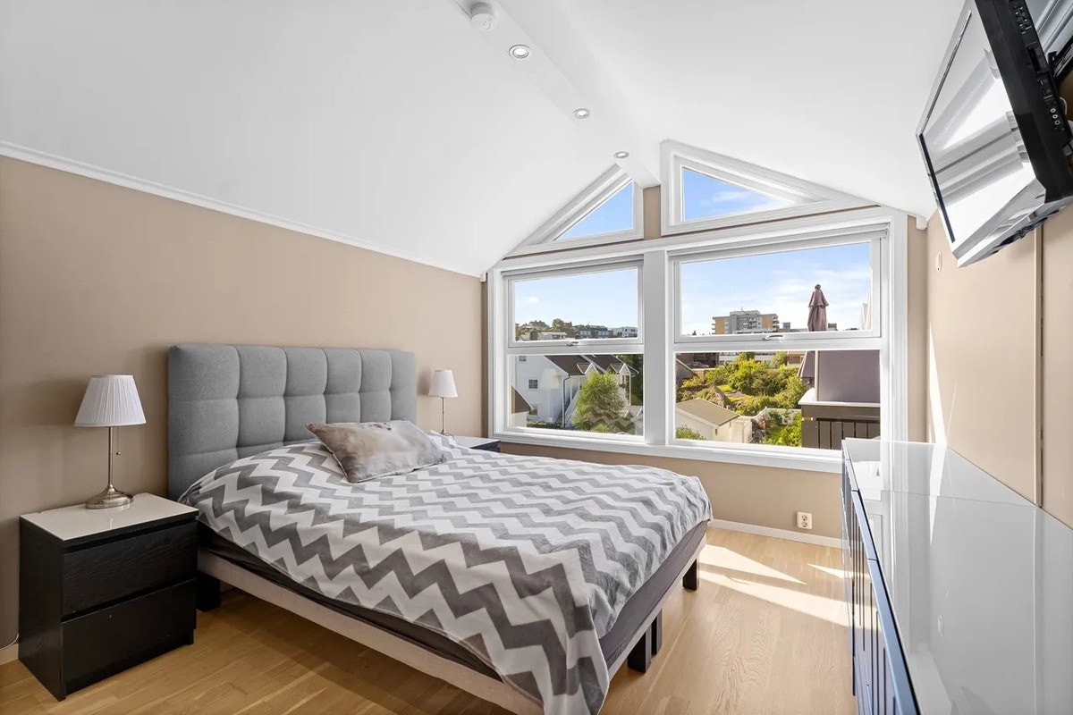 Soverom med dobbeltseng og garderobeløsning Galleribilde