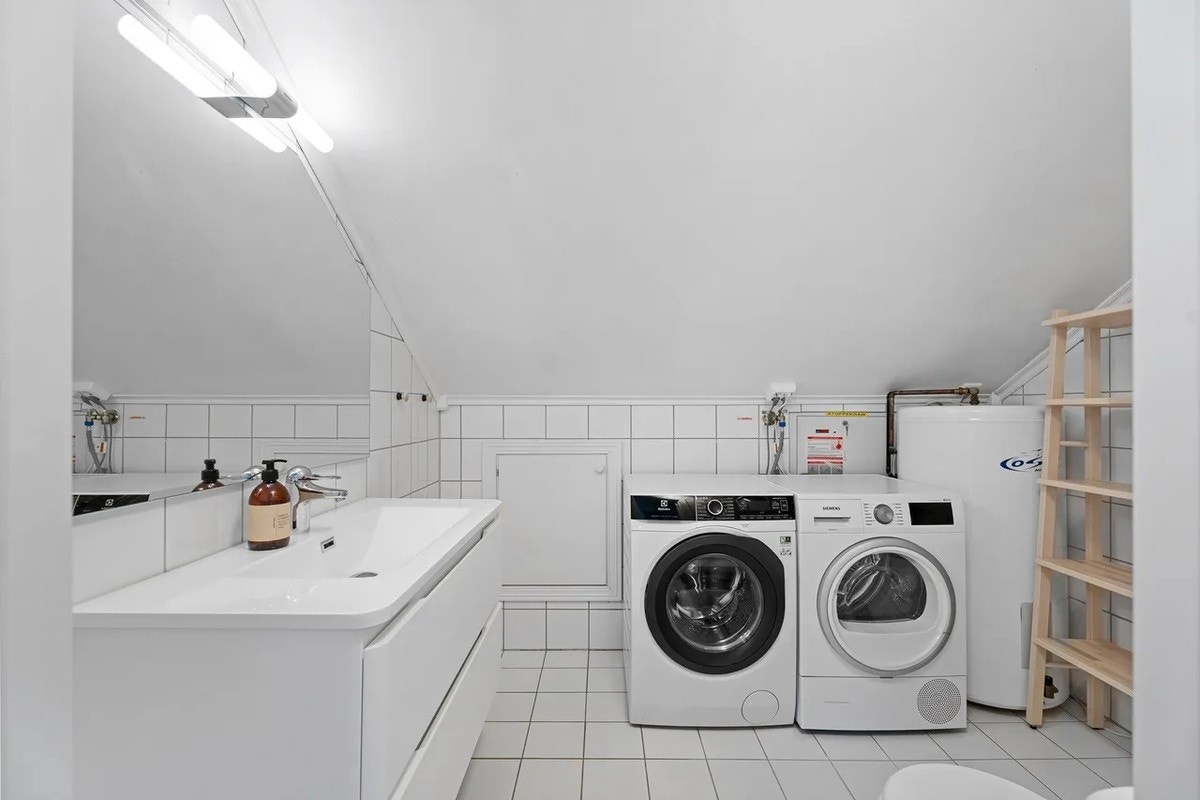 Romslig bad med gulvvarme. Vaskemaskin og tørketrommel inkludert Galleribilde