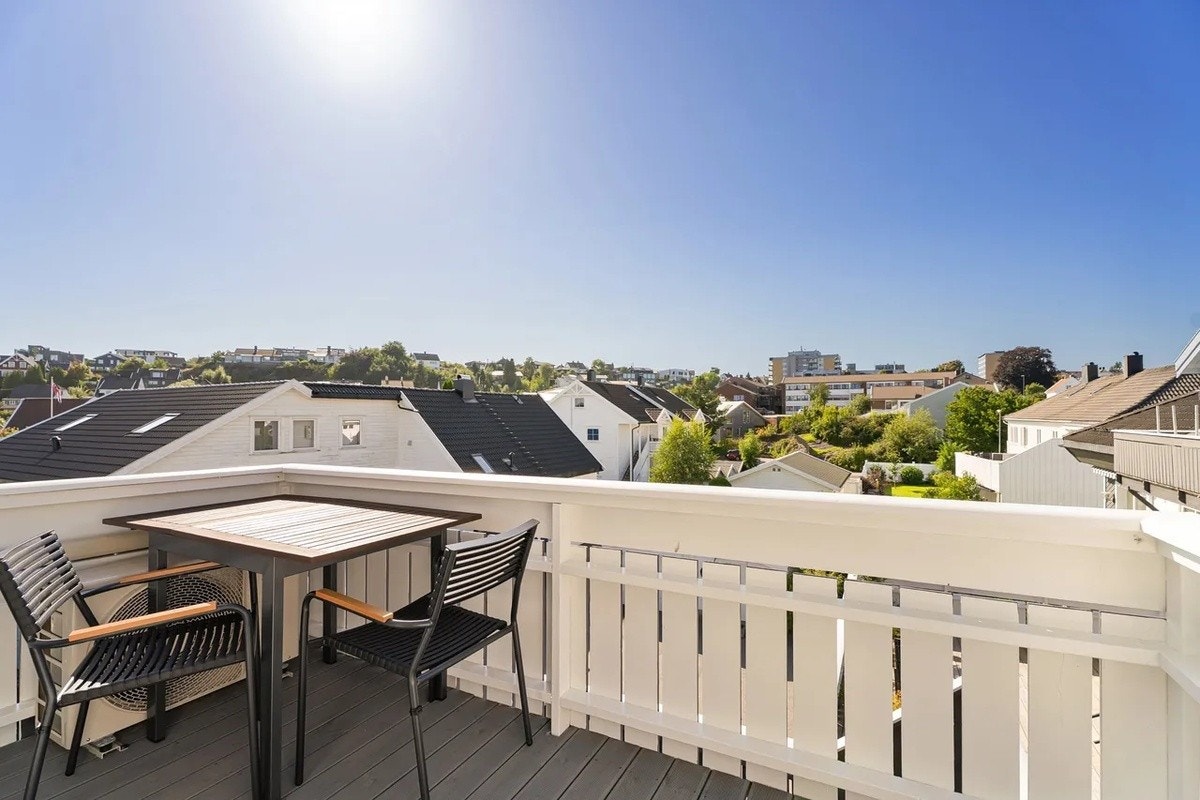 Balkong med utsikt mot bakgården Galleribilde