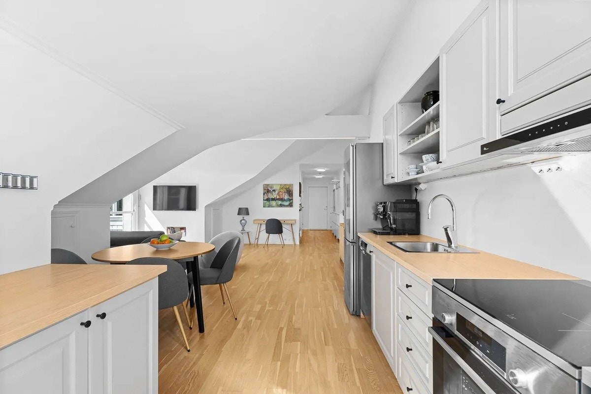 Romslig kjøkken med to flater Galleribilde