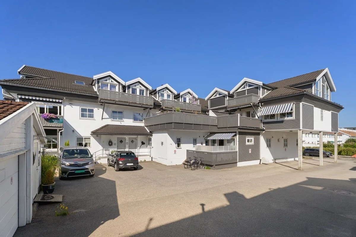 Bilde fra bakgården. Leiligheten kan man se på tredjeetasje til høyre Galleribilde