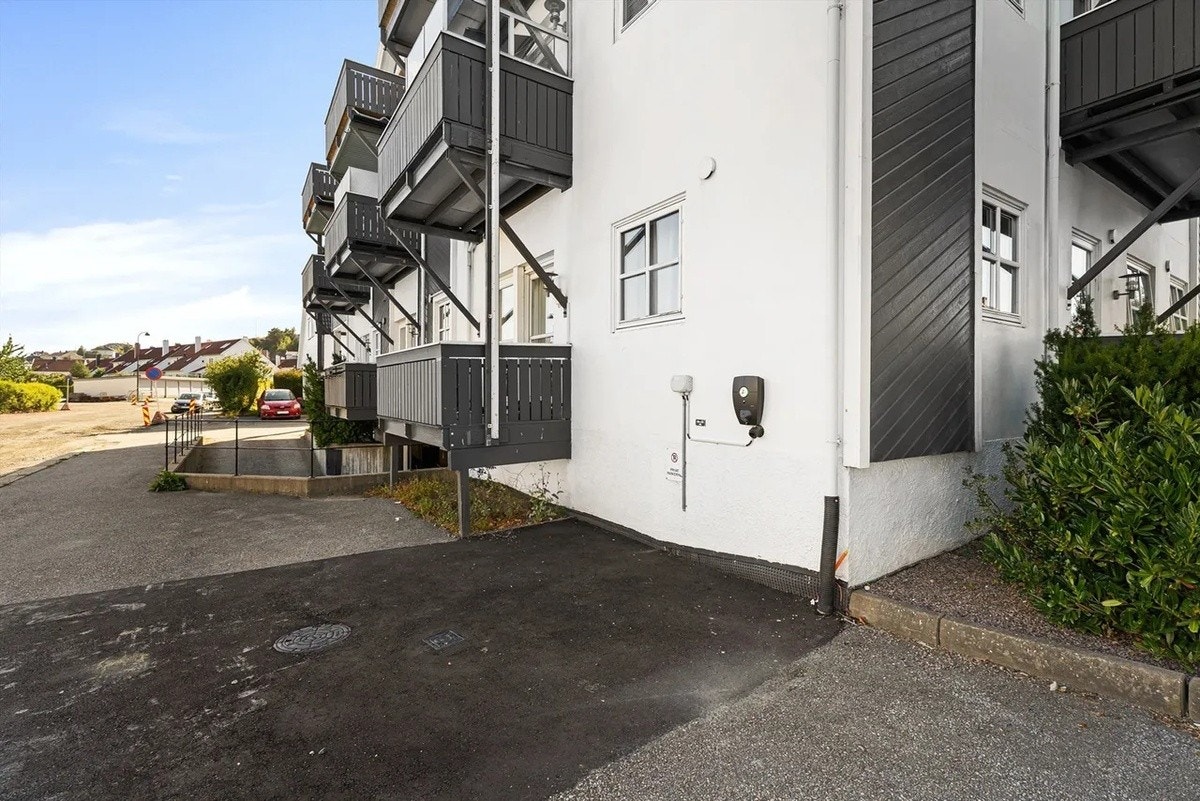 Parkeringsplass med el-bil lader Galleribilde