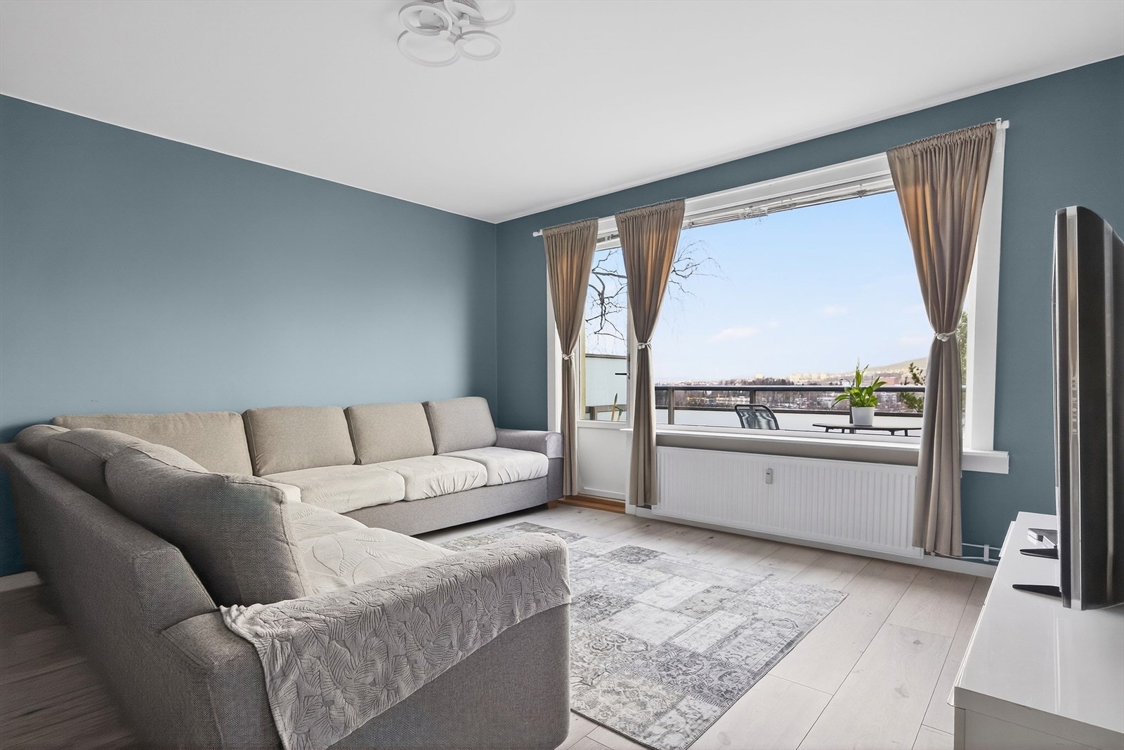 Utgang til nordvestvendt balkong med åpent utsyn. Galleribilde