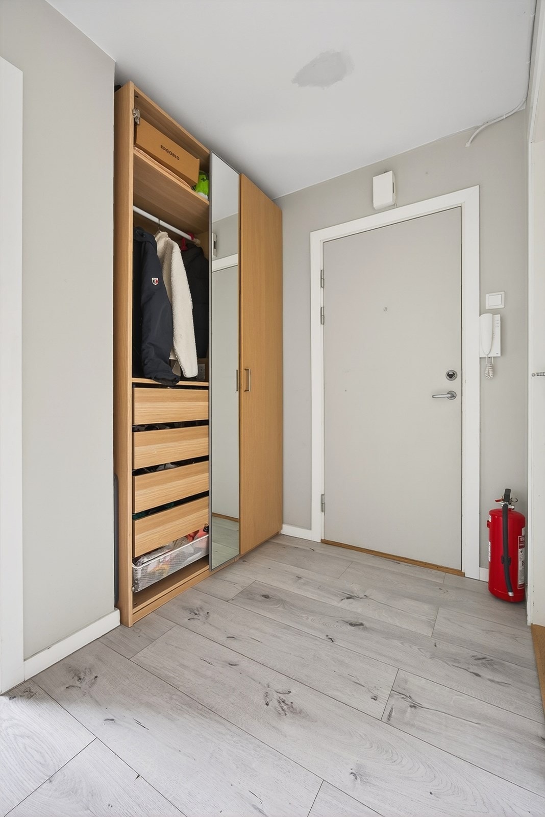 Romslig entré med god plass til yttertøy, med en plassbygget garderobeløsning. Galleribilde