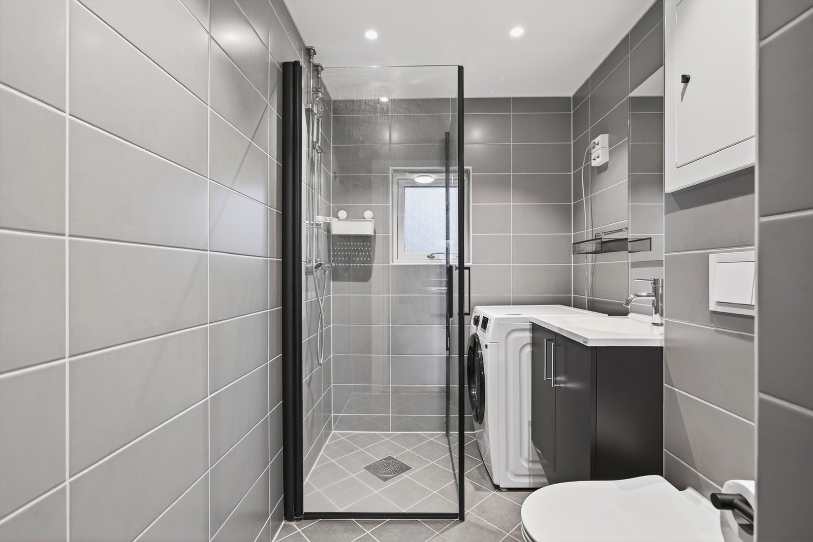 Det er opplegg for vaskemaskin og det er montert downlights i tak. Galleribilde