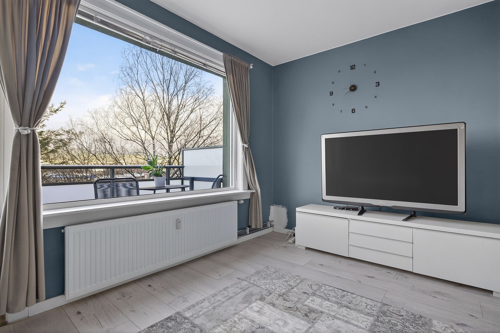 Store vindusflater gir svært godt dagslys. Galleribilde