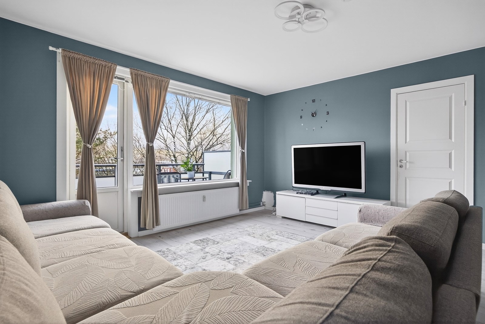 Arealeffektiv stue med fleksible møbleringsmuligheter. Direkte utgang til balkong. Galleribilde