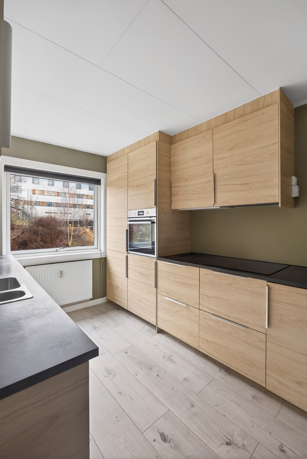 Stort vindu som gir godt lysinnslipp og gode muligheter for naturlig lufting Galleribilde