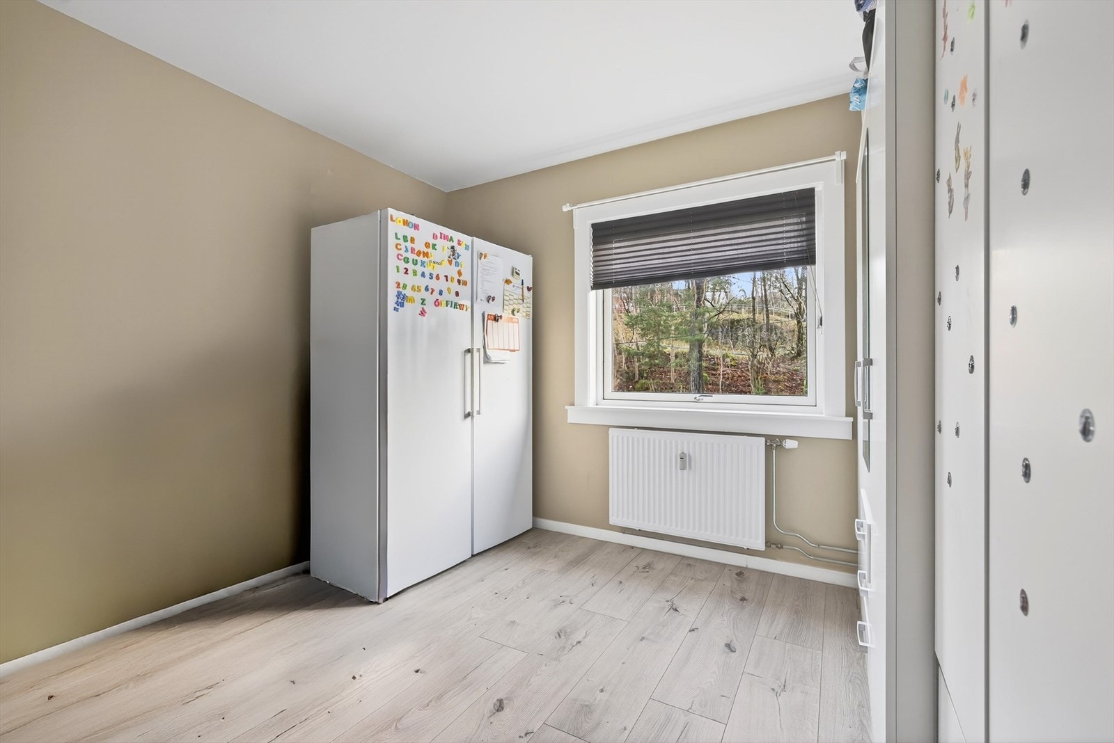 Soverom 2 er også av god størrelse, med god plass til skap og øvrig møblement. Galleribilde