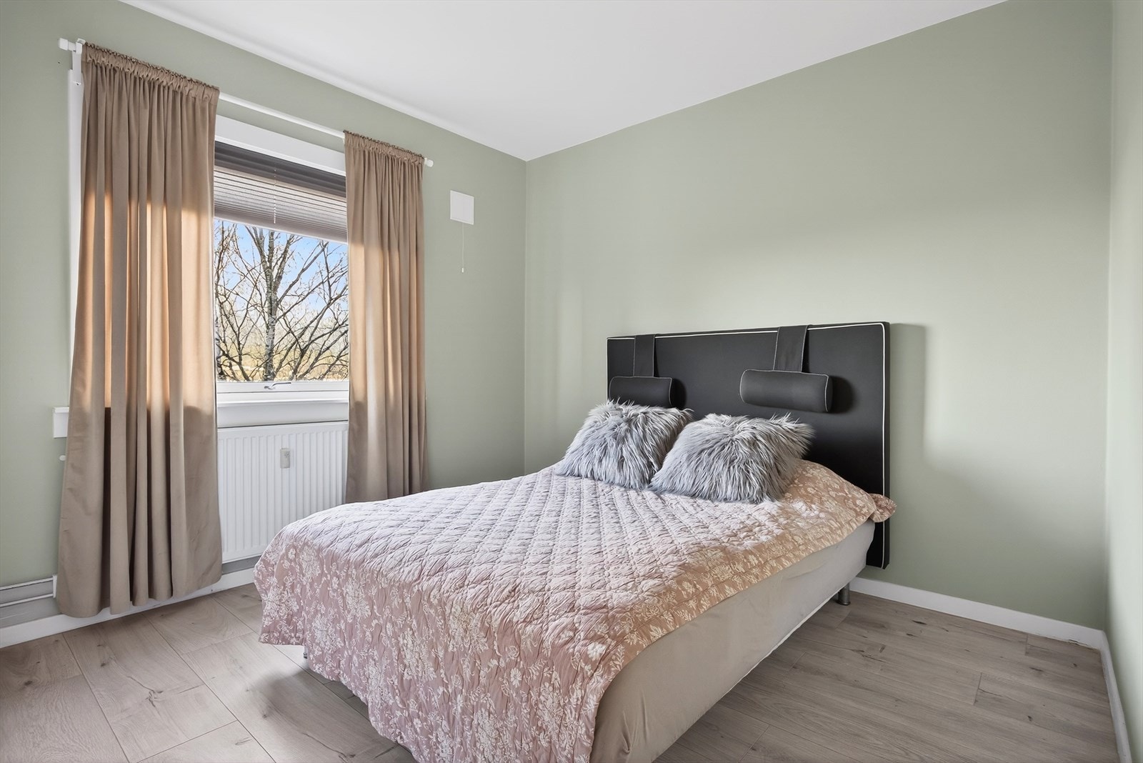 Romslig soverom med plass til stor dobbeltseng og skapløsninger. Galleribilde