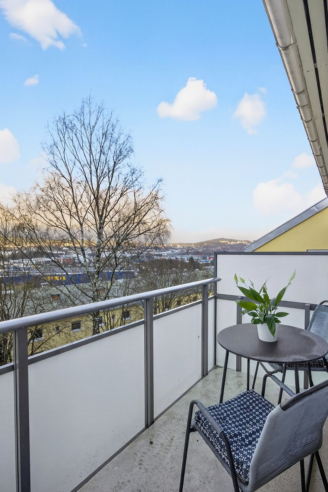 Her får du en leilighet beliggende i byggets øverste etasje. Galleribilde