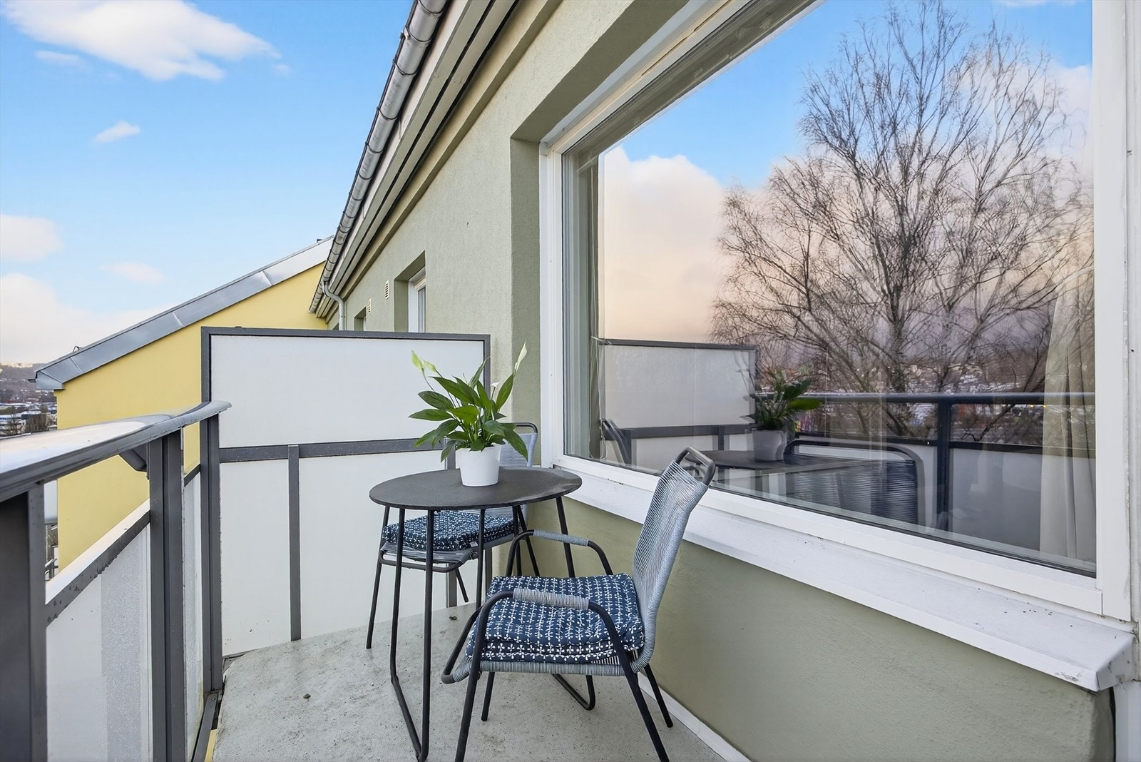 God plass til møblement på balkongen. Galleribilde