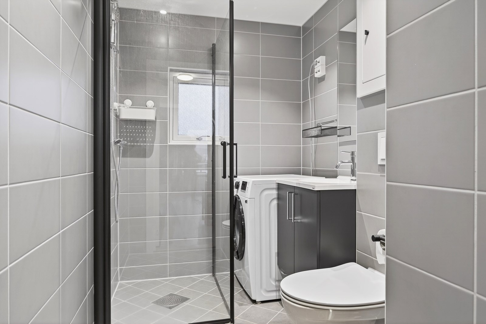 Lekkert baderom med fliser på gulv og vegger. Pusset opp i 2022. Galleribilde