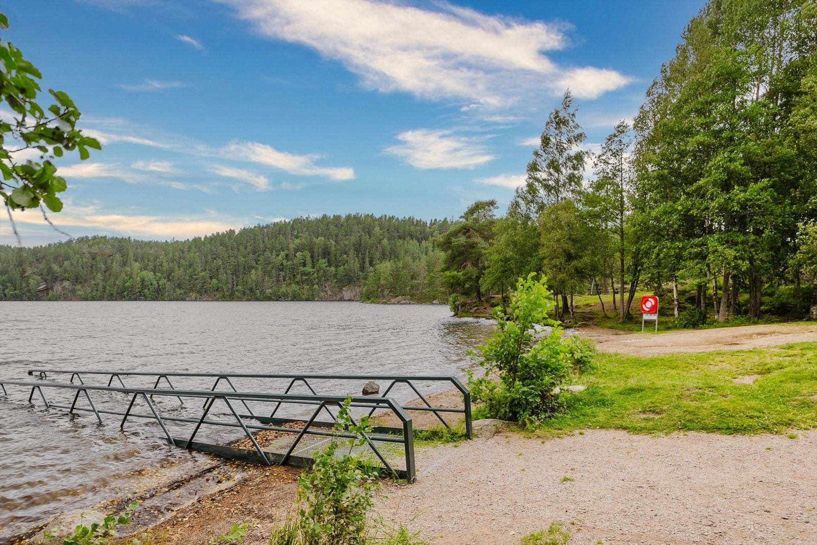 Lutvann er en populær badeplass med naturskjønne omgivelser. Galleribilde