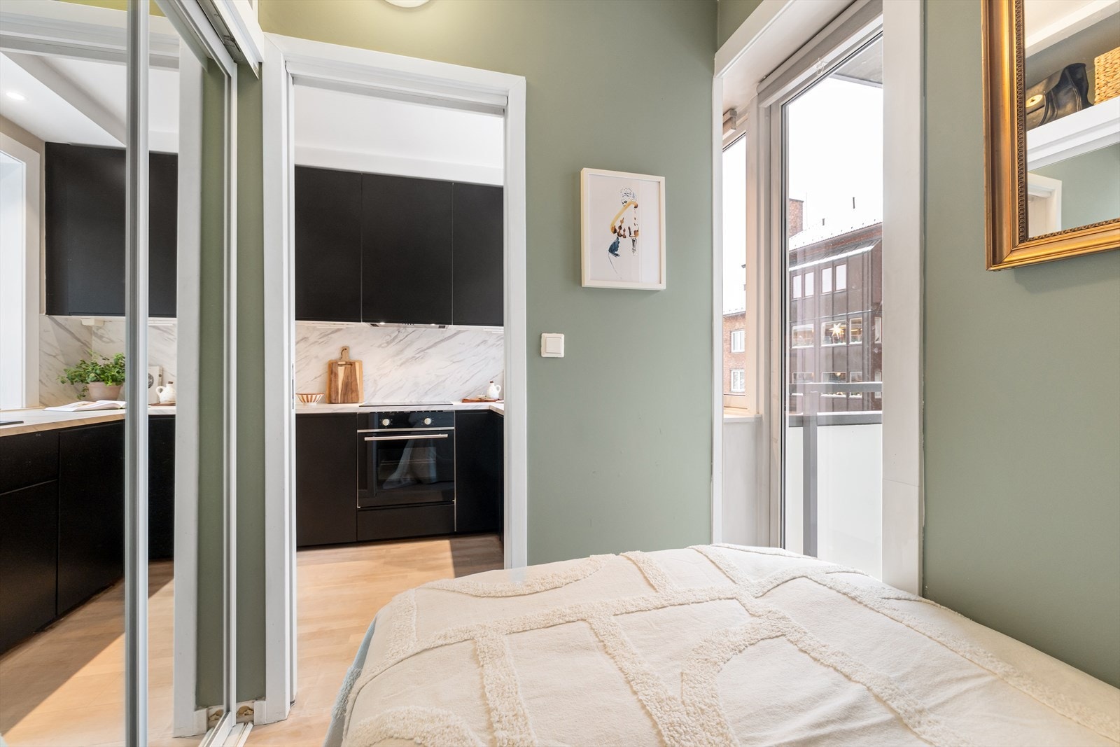 På soverommet er det plass til dobbeltseng, nattbord og skyvedørsgarderobe. Galleribilde