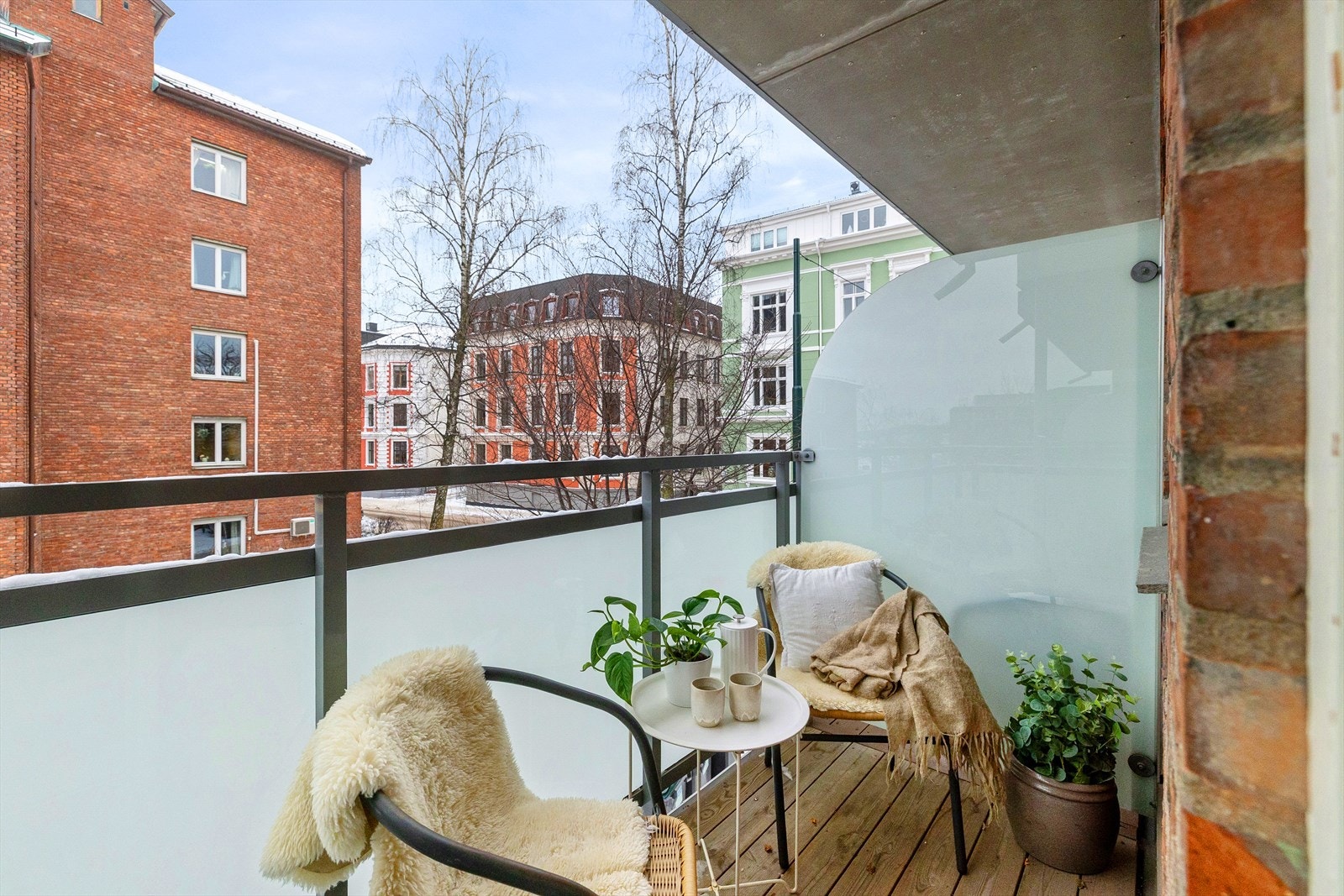 Fra soverommet er det utgang til en sørvestvendt balkong på ca. 3 kvm. Galleribilde