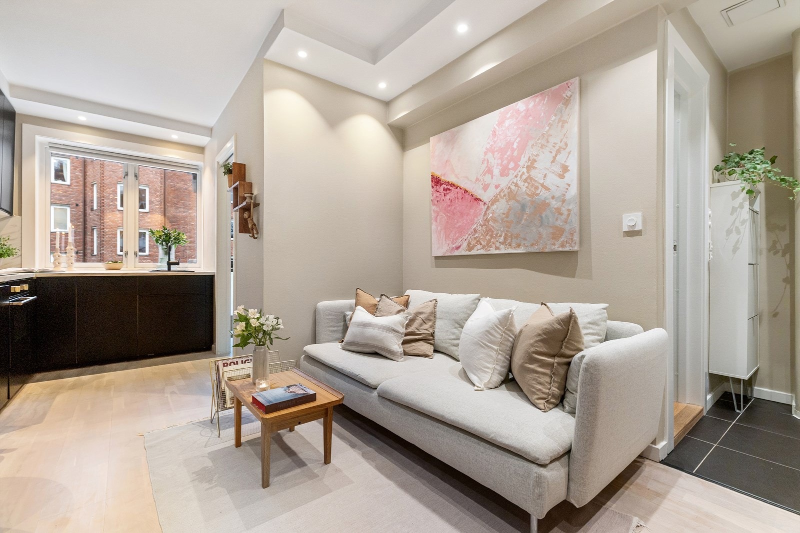 Leiligheten ligger i 2. etasje og inneholder entré, kjøkken, stue, soverom og bad. Galleribilde