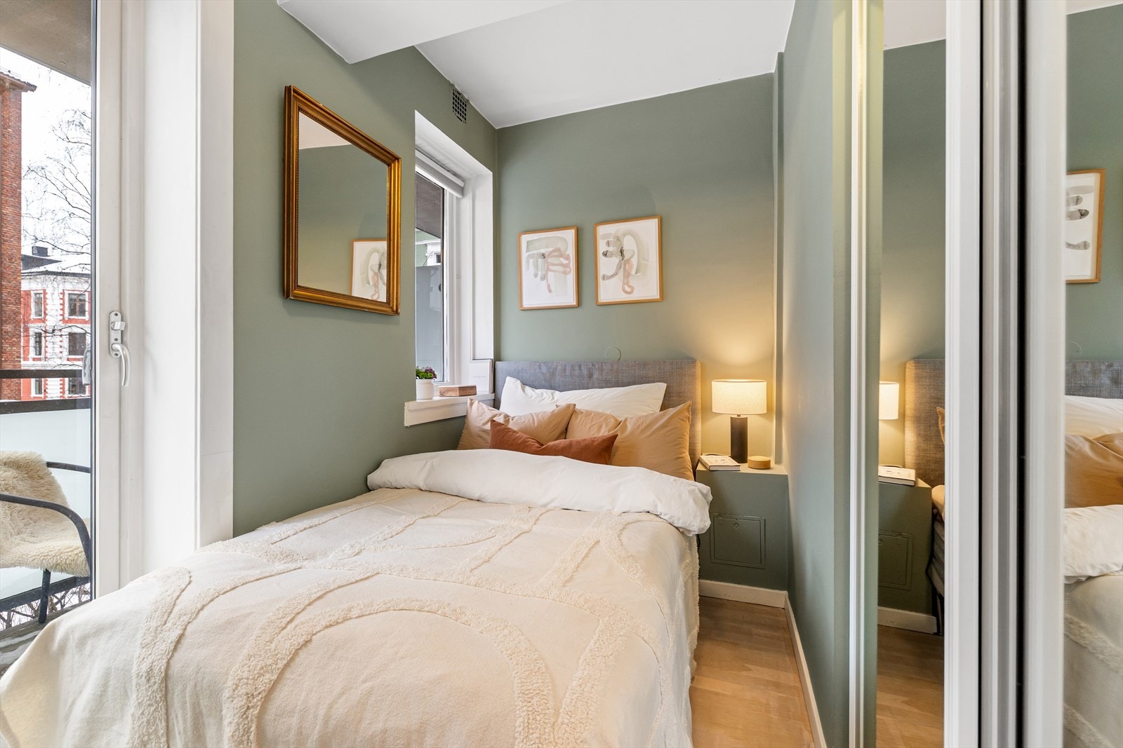 Lunt og innbydende soverom med utgang til balkong. Galleribilde