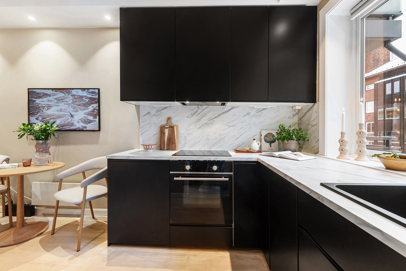 Det er godt med skap- og benkeplass. Galleribilde