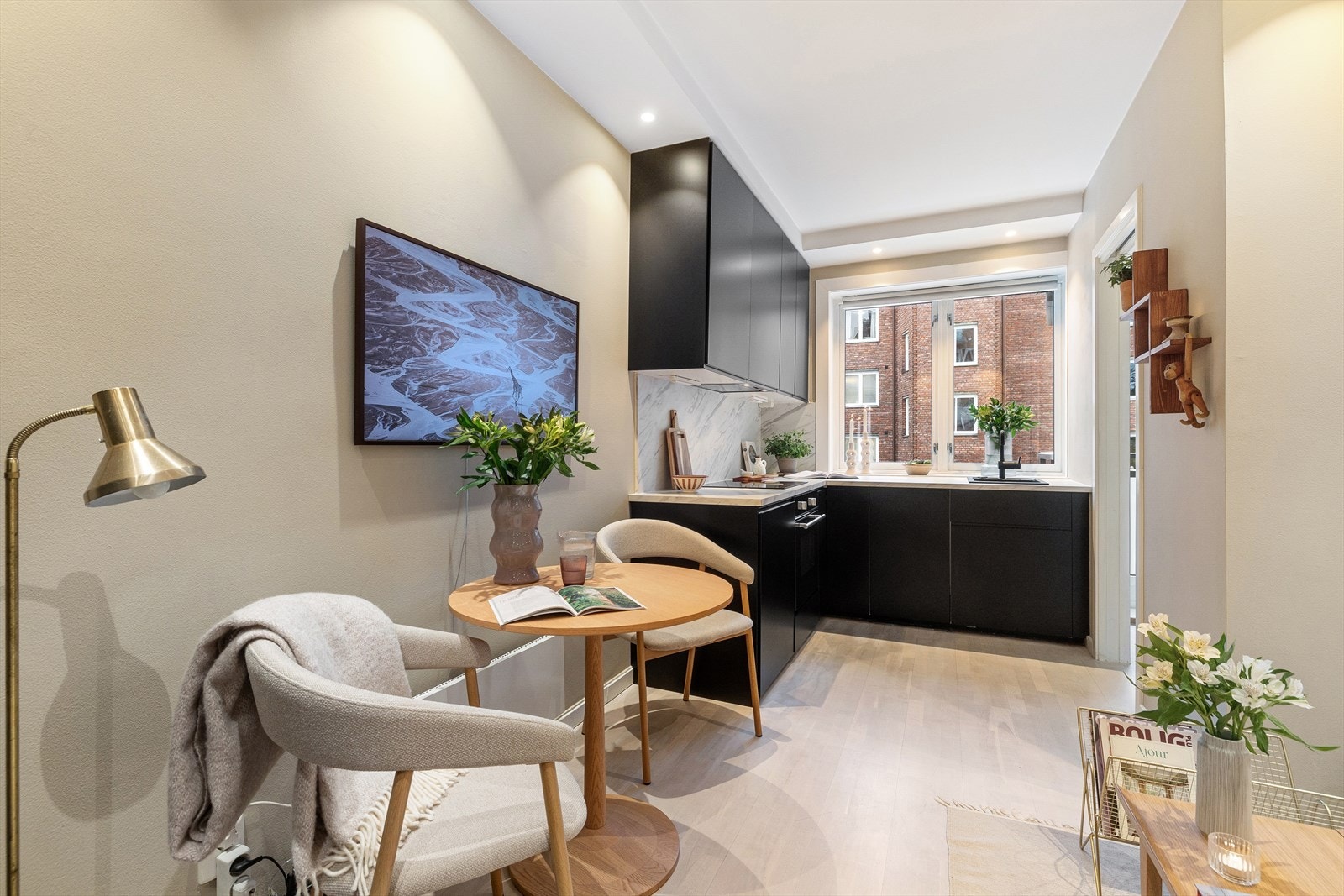 Stilrene overflater med pent gulv, downlights i himling og veggene er malt i lune, tidsriktige fargetoner. Galleribilde