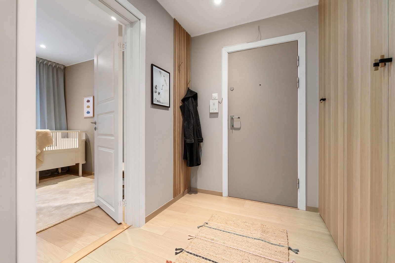 Fra entréen er det videre adkomst til alle boligens øvrige rom, noe som underbygger den gode planløsningen Galleribilde