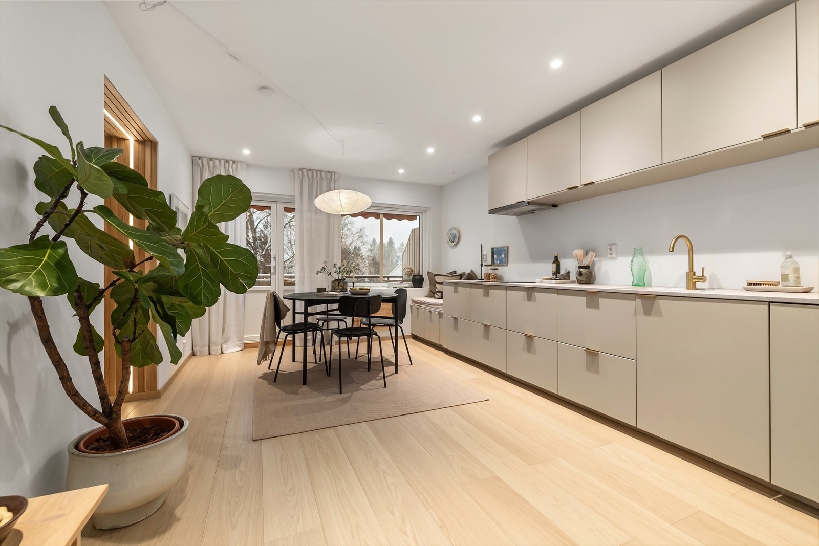 Downlights i himling gir godt arbeidslys Galleribilde