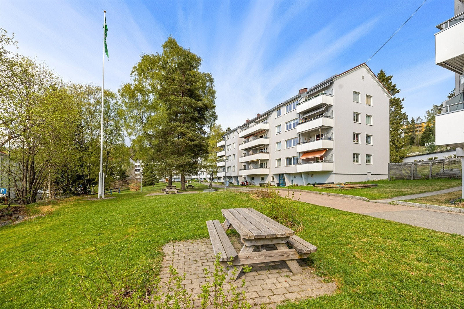 Beliggende i markagrensen, omringet av store grøntareal med fotballbaner, lekeparker, ski-turløyper, slalåmbakke, skøytebane og badedam Galleribilde