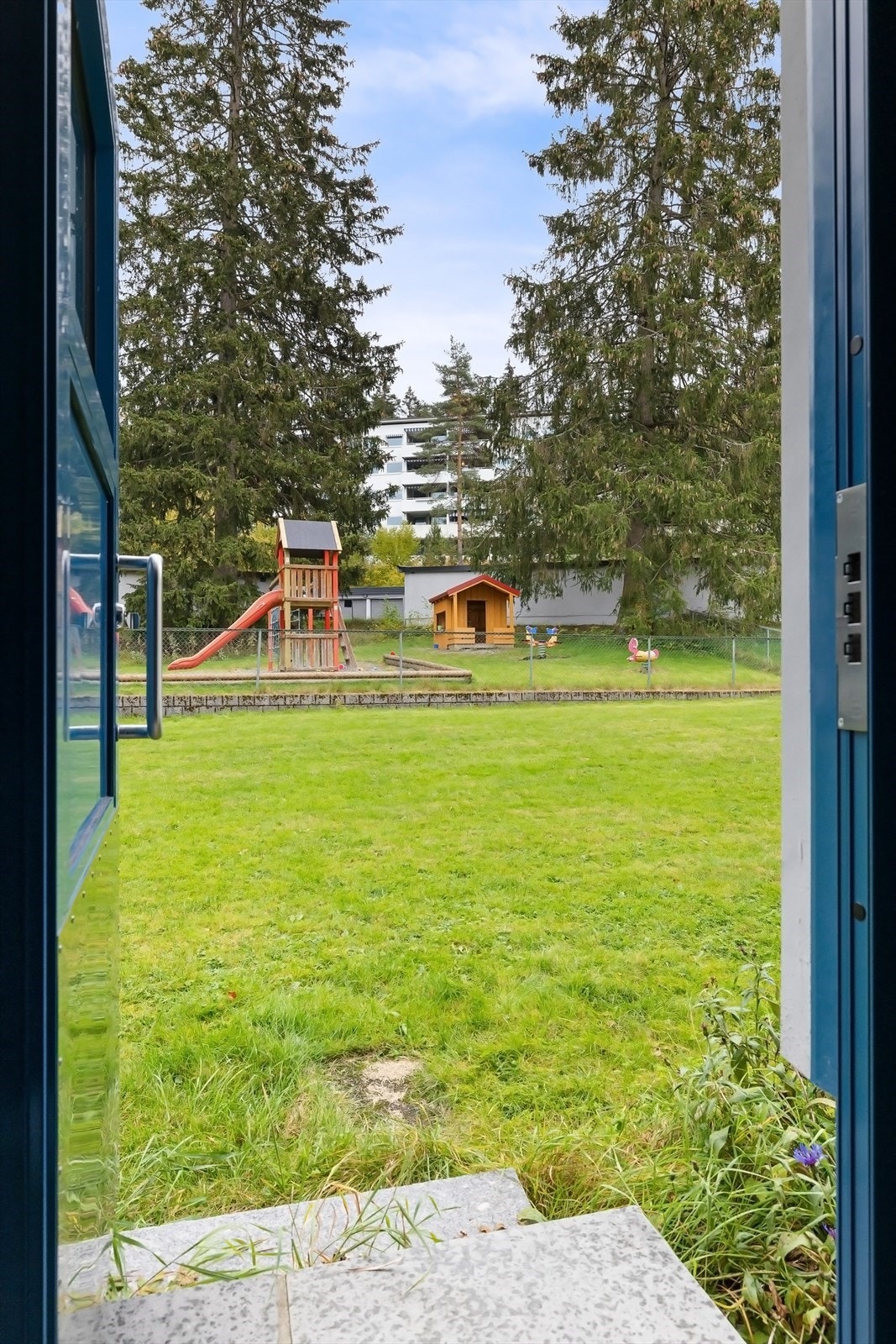 I tillegg til hovedinngangen i underetasjen er det utgang bak blokken som gjør det enkelt å komme seg til garasjen eller til lekeplassen Galleribilde