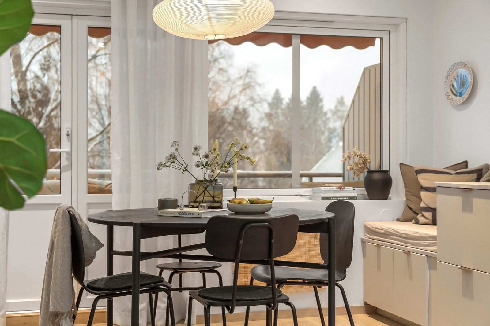 Langs vindu skapes en koselig spiseplass med vidstrakt utsikt Galleribilde