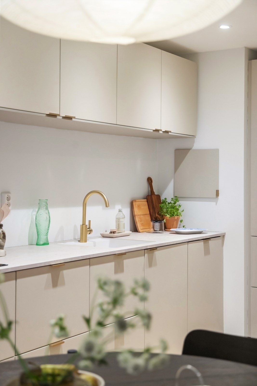 Skap- og dørhåndtak og armatur i messing som gir et helthetlig og moderne uttrykk Galleribilde