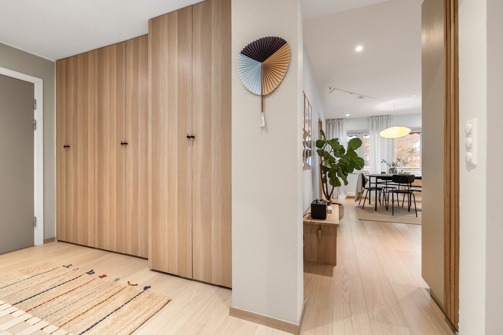 Entréens veggflater er malt i en delikat farge med laminat belagt på gulvet, samt downlights i himling Galleribilde