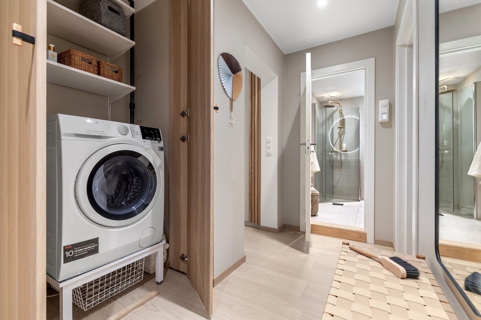 Vaskemaskin er plassert i garderobeskap for å frigjøre plass på badet (tilkoblet pumpe til avløpsrør samt waterguard) Galleribilde