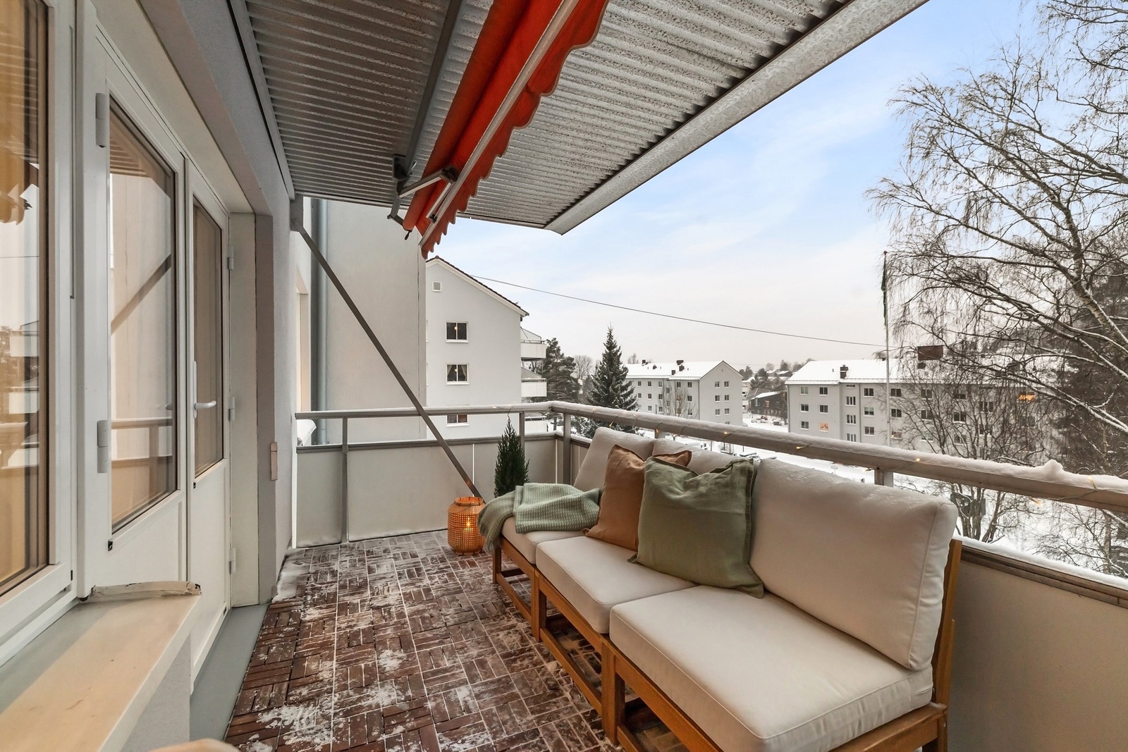 På balkongen er det montert utestikkontakt, samt markise som gjør balkongen deilig sval på solfylte dager Galleribilde