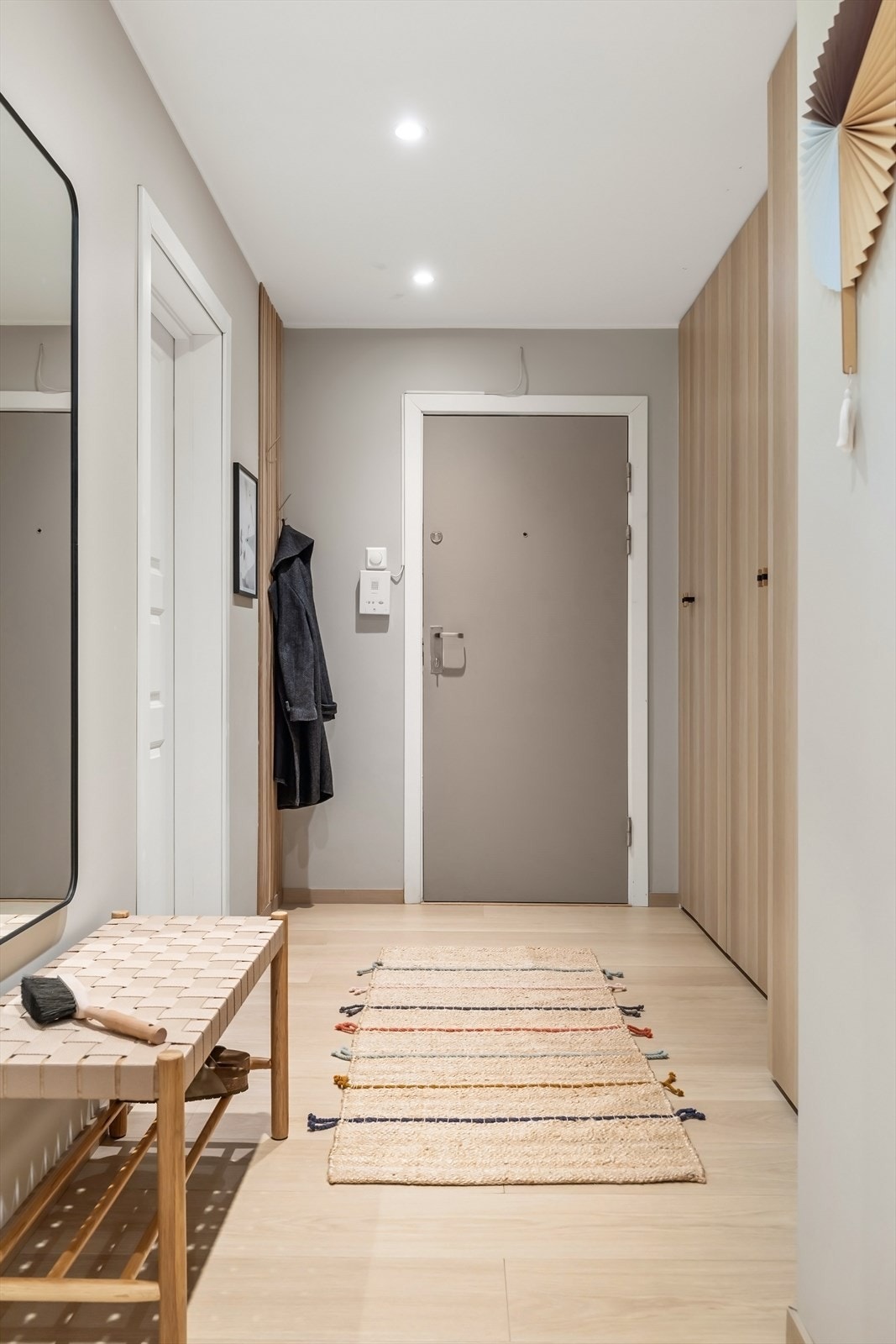 Det medfølger loftsbod (9 kvm gulvflate) og kjellerbod (4 kvm). Kjellerboden er lukket og perfekt til sportsutstyr Galleribilde