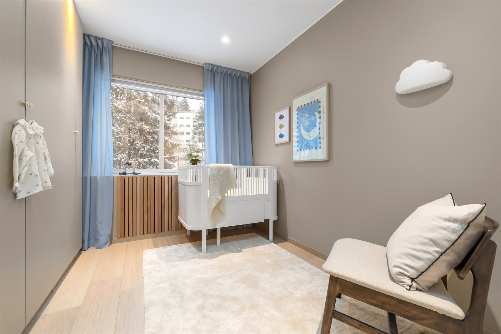 Boligens andre soverom er av god størrelse og er således fleksibelt i bruk, de store vindusflatene følger også inn hit med gode lysforhold Galleribilde