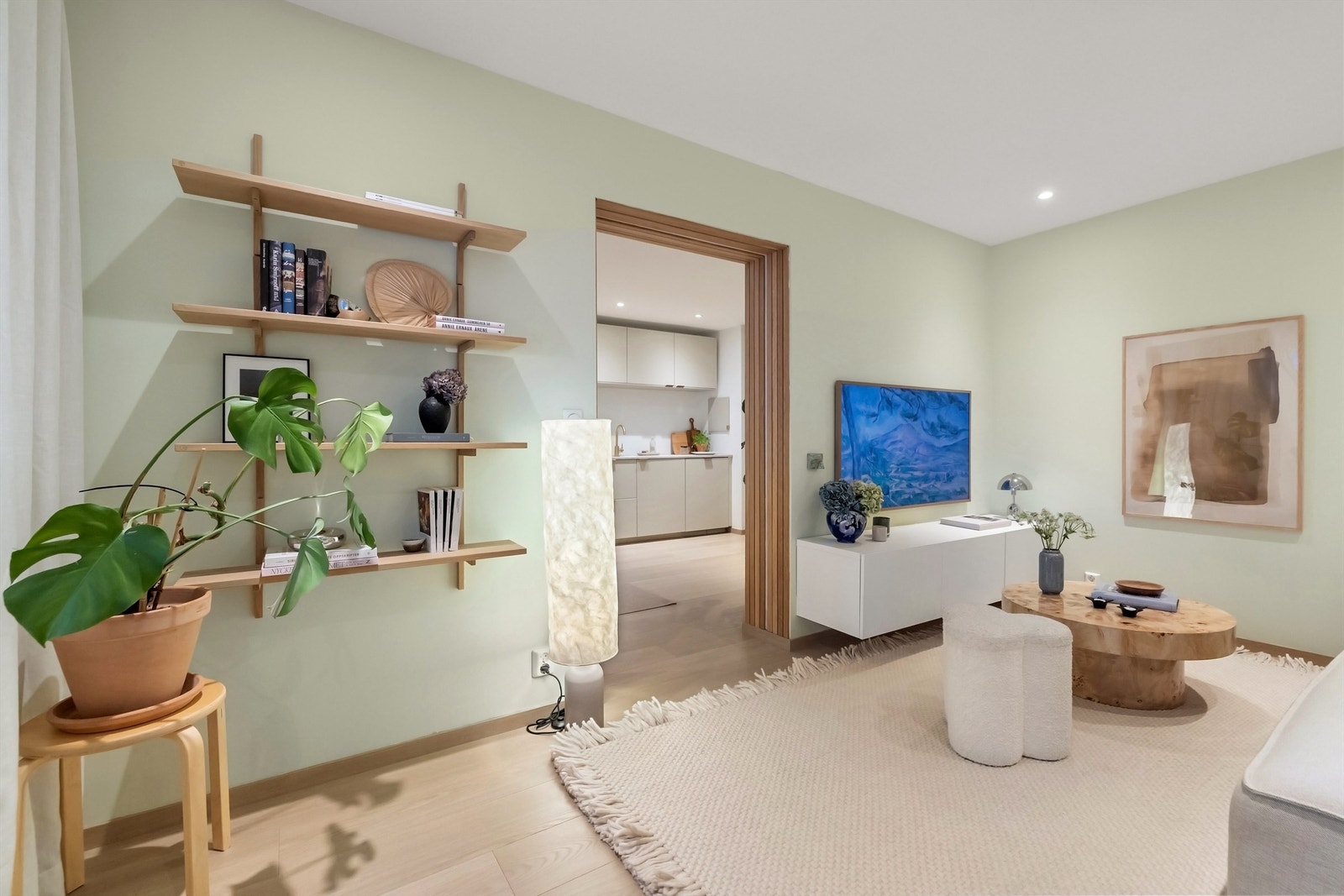 Tiltalende og lun stue med en lys og luftig romfølelse Galleribilde