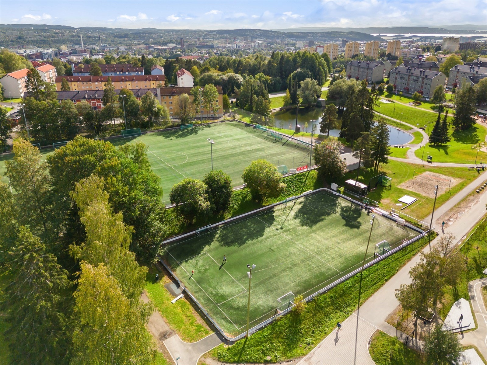 Fra Selvbyggereien er det kort vei til fotballbaner, skjøtebane og badedam Galleribilde